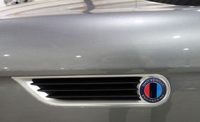 Smit Oletha S 54 (2023) – Firmenlogo im Luftauslass mit den Farben der USA (Rot und Dunkelblau) und Bayern (Hellblau)