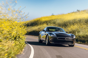 Smit Oletha S 65 (2023) – Doppelte Täuschung: ein europäisch anmutendes Auto in europäisch anmutender Landschaft, doch ist beides amerikanischen Ursprungs