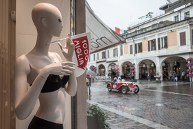 So dürftig bekleidet möchte die Besatzung im MG nicht sein - Mille Miglia 2016 So dürftig bekleidet möchte die Besatzung im MG nicht sein - Mille Miglia 2016