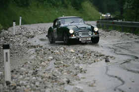 So ein Gewitter oder Wolkenbruch, kann die Strassenverhältnisse in kurzer Zeit total verändern. Hier strandete der Ferrari 250GT Competitione bevor die Strasse von der Feuerwehr wieder „normal“ befahrbar gemacht wurde