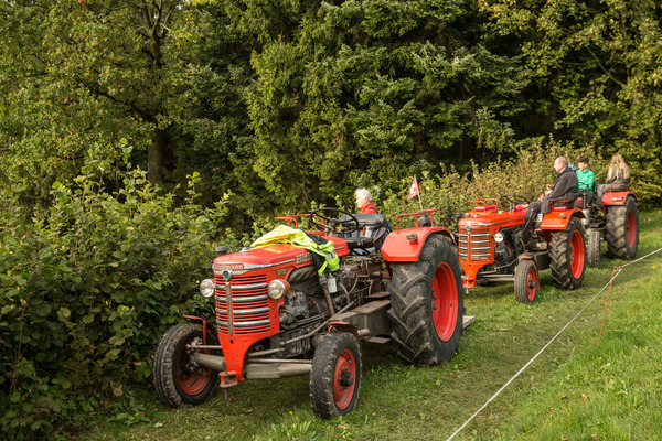 So ein Traktor ist auch zum Zuschauen praktisch - 5. Gedenkfahrt zum Michaelskreuzrennen 2017