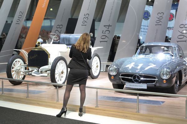 So einen Mercedes-Simplex muss man doch sofort mit dem Handy ablichten - Retro Classics Stuttgart 2017