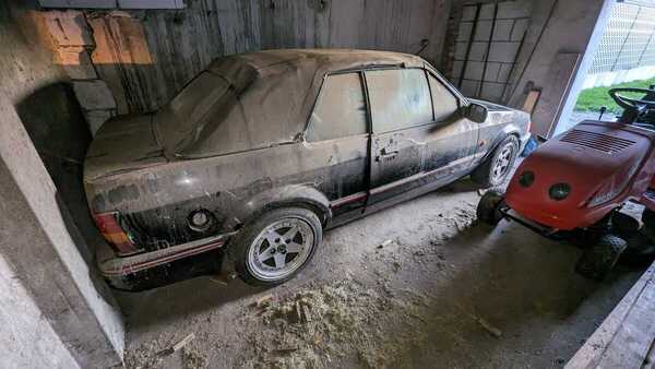 Bild: So fand Mike Meyer den schwarzen Ford Escort XR3i in der Scheune