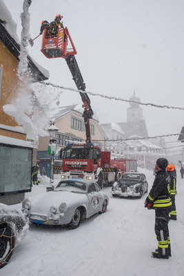 So ist das Leben. Erst befreite die Feuerwehr die Dächer vom Schnee, …