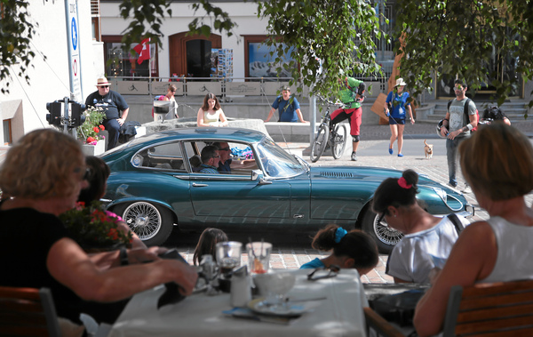 So ist es angehm - Kaffee trinken im Schatten und vorbeifahrende Oldtimer bewundern - British Classic Car Meeting St. Moritz 2015