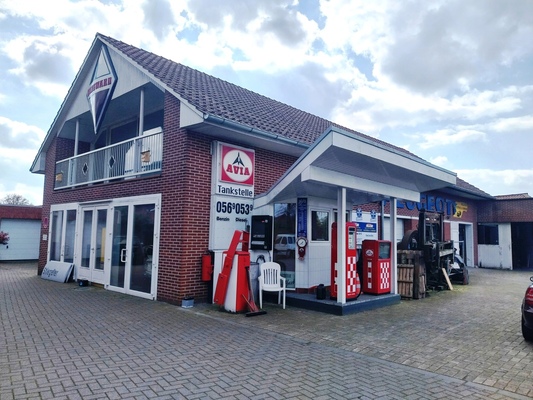 Bild So ist es heute: Eines der Gebäude mit grossem Borgward-Schild im Dachgiebel – Zu Besuch in der Sammlung Hilker