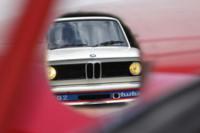 So sah der BMW 2002 turbo im Rückspiegel aus, wenn die seitenverkehrte Schrift zurückgespiegelt wurde ...