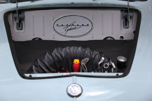 So schön aufgeräumt waren damals nicht alle Kofferräume wie bei diesem VW Karmann-Ghia - Oldtimer in Obwalden O-iO 2016