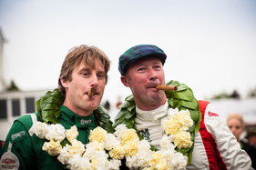 So sehen Sieger aus - Gordon Shedden und Chris Ward gewannen auf Jaguar E-Type (1963) - Royal Automobile Club TT Celebration (RAC TT) - Goodwood Revival 2015