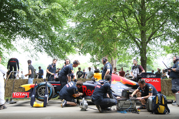 So sieht man das selten - Startvorbereitungen am modernen Formel 1 von Red Bull - Goodwood Festival of Speed 2016