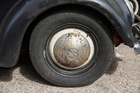 So unterschiedlich können Räder aussehen: mit Rostpickeln von den Jahren gezeichnet ... – 75 Jahre VW in der Schweiz