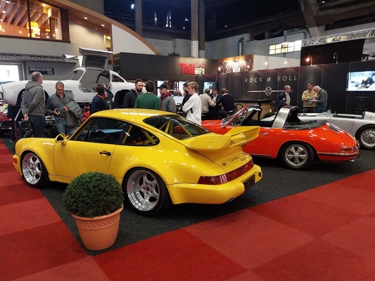 So unterschiedlich können luftgekühlte 911 sein: früher Targa und pausbäckiger Carrera RSR – Interclassics Classic Car Show Brüssel 2023