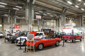 So viel anders als in Padua sieht es in dieser Halle gar nicht auf. Der Suzuki zwischen den italienischen Autos fällt fast nicht auf - 40. Auto e Moto d'Epoca Bologna 2023 So viel anders als in Padua sieht es in dieser Halle gar nicht auf. Der Suzuki zwischen den italienischen Autos fällt fast nicht auf - 40. Auto e Moto d'Epoca Bologna 2023