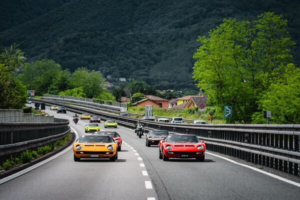 Bild: So viele Miura auf der Autobahn ziehen die Blicke auf sich – Lamborghini Polo Storico Giro 2026