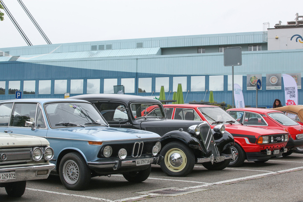 Bild: So vielfältig sah es wohl vor rund 50 Jahren auch auf dem Parkplatz der Raststätte Würenlos aus - Oldtimertreffen 50 Jahre Autobahnraststätte Würenlos 2022