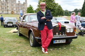 Bild So wie Oliver O'Keefe sieht ein gelöster Gewinner aus. Sieg in Klasse 15 für sein 1978er Corniche-Cabriolet. Alle Anspannung des Wochenendes ist nun verflogen