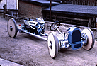 So wurde das Rolling Chassis angeliefert - mit Motor, Lenkgestänge, Kühler und eisenbeschlagenen Holzscheiben