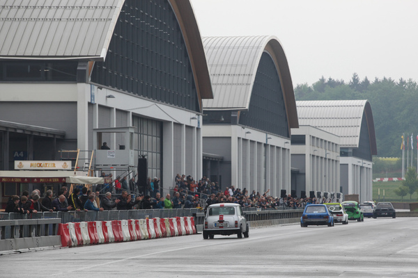 Bild Sobald draussen die Motoren röhren, strömt das Publikum an die frische Luft - Motorworld Classics Bodensee 2022