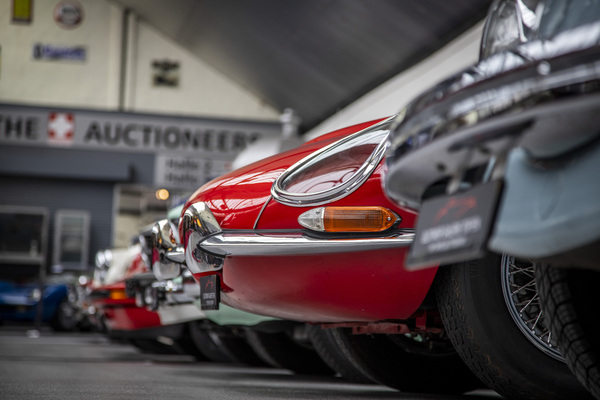 Sofort erkennbar - die Front des Jaguar E-Type Series 1 Flatfloor Roadsters von 1961 - Versteigerung der Oldtimer Galerie Toffen vom 17. Oktober 2020