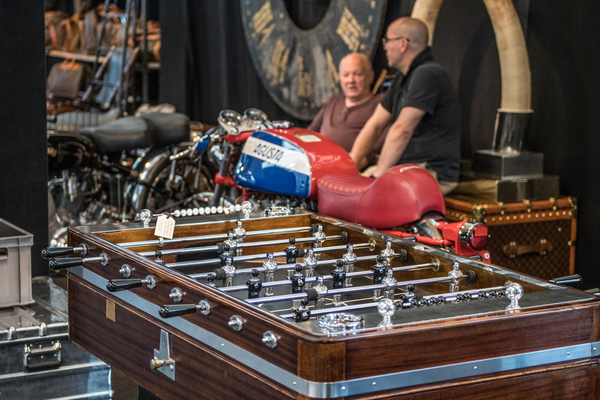 Sogar Tischfussballkästen im Vintage Look fanden den Weg an die Messe - Motorworld Classics Bodensee 2018