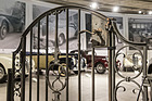 Sogar das schmiedeiserne Tor wurde in die Ausstellung gebracht, es ist auf vielen Werksfotos im Hintergrund der Autos zu sehen - Sonderschau "Meisterwerke des Hermann Graber" im Pantheon Basel