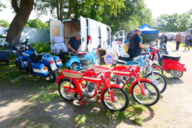 Sogar italienische Händler findet mittlerweile den Weg nach Norddeutschland. Dieser bietet restaurierte Schätzchen von Vespa, Moto Guzzi, MV Agusta und weniger bekannten Marken – Bockhorner Oldtimermarkt 2025