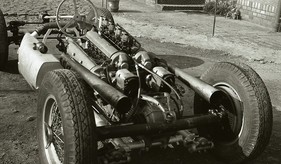 Sokol 650 (1950) - Auto Union Elemente - Vorderachse querliegende Drehstäbe, Seitentanks, 12-Zylinder Mittelmotor, De-Dion Hinterachse mit längsliegenden Drehstäben