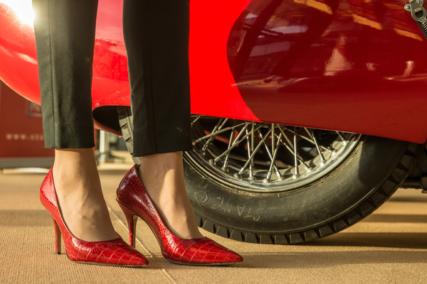 Bild Solange die Schuhe zum Auto passen ... - Retro Classics Stuttgart 2017