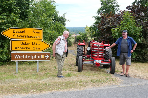 Solange keine Rallye-Autos vorbeikommen, ist der fein restaurierte Hürlimann natürlich selbst die Attraktion – Einbecker Oldtimertage 2025