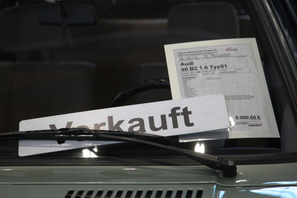 Solche Verkaufsschilder gab es bereits am Samstag durchaus des öftern zu sehen - Retro Classics Bavaria 2017 in Nürnberg