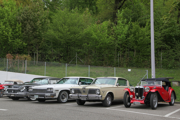 Bild: Solche Zusammentreffen waren in den USA nicht unüblich, schliesslich wurden viele der 10'000 MG TC nach Amerika verkauft - Oldtimertreffen 50 Jahre Autobahnraststätte Würenlos 2022