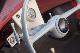 Soletta 750 (1956) - fast alle Bedienungselemente sind um das Lenkrad herum angeordnet