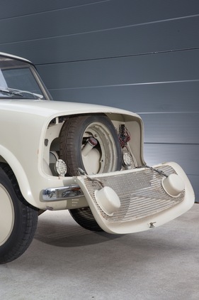 Soletta 750 (1956) - im vorderen Kofferraum nehmen das Reserverad und der Tank den meisten Platz ein