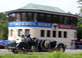 Solitude Revival 2011 - Jubiläums-Corso - am alten Kontrollgebäude vorbei