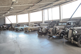 Sonderaussstellung "Scheunenfunde" des Pantheons im Sommer 2015 - Packard 900 Light Eight von 1932, Citroën C6 Gazogène von 1931, Volvo P 1800 von 1967 , Austin A40 Sports von 1951, Bugatti 57 C Ventoux von 1936, usw. Sonderaussstellung "Scheunenfunde" des Pantheons im Sommer 2015 - Packard 900 Light Eight von 1932, Citroën C6 Gazogène von 1931, Volvo P 1800 von 1967 , Austin A40 Sports von 1951, Bugatti 57 C Ventoux von 1936, usw.