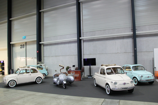 Sonderkarosserie einmal anders: vorn rechts ein Fiat 500 Ziba als Pritschenwagen von Ghia – Swiss Classic World Luzern 2022