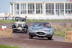 Sonderprüfung "Halbmeile" an der Zoute Grand Prix 2013 Rallye - Jaguar E Type vor einem Rolls-Royce