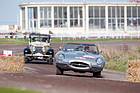 Sonderprüfung "Halbmeile" an der Zoute Grand Prix 2013 Rallye - Jaguar E Type vor einem Rolls-Royce