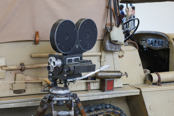 Sonderschau Kégresse mit tollen Accessoires und viel Liebe im Standbau – Rétromobile Paris 2025