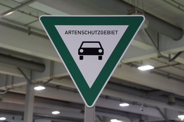 Sonderschau "Rote Liste" mit Artenschutzgebiet-Verkehrszeichen - Bremen Classic Motorshow 2023