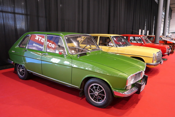 Sonderthema "Rote Liste", die vom Aussterben bedrohten Massenautos: Renault 16, dahinter Mercedes-Benz W115 – Bremen Classic Motorshow 2025