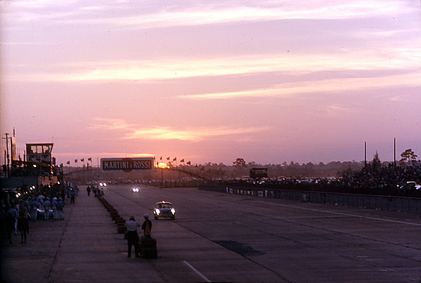 Sonnenuntergang beim 12 Stunden Rennen von Sebring 1961