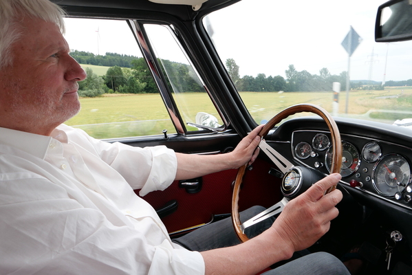 Sowohl als auch: Der Kölner Kabarettist Jürgen Becker, bekennender Petrolhead und Elektroauto-Fan pilotierte einen Glas V8 2600 von 1967 – Einbecker Oldtimertage 2025