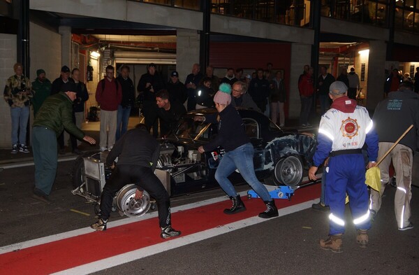 Spa Six Hours 2025 - In der Dunkelheit wird ein stark defomierter Jaguar E an seiner Box abgeliefert.