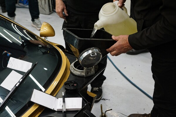 Spa Six Hours 2025 - Vor dem Start dürfen die Fahrzeuge in den Boxen voll betankt werden