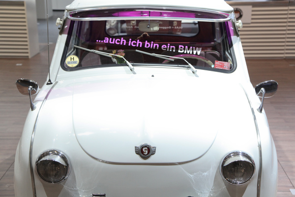 Späte Einsicht - das Goggomobil wird zum BMW - gesehen an der Techno Classica 2016