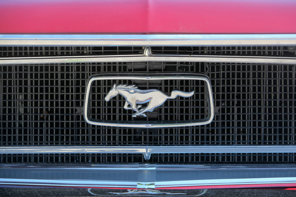 Später wählte man eine andere Symbolik. Mit diesem Pony wurde gleich eine ganze Fahrzeuggattung kreiert, …