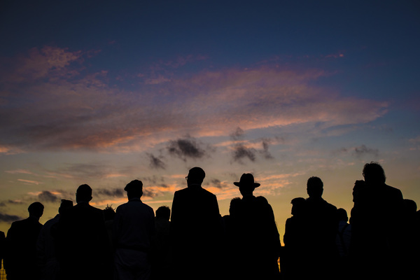 Spannung im Publikum ob dem spannenden Rennen um die Kinrara Trophy -Goodwood Revival 2018