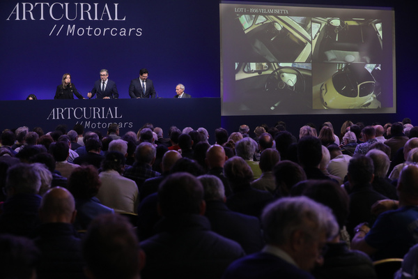 Spannung im Publikum, wieviel wird die Velam Isetta bringen? – Artcurial-Versteigerung – Rétromobile Paris 2025