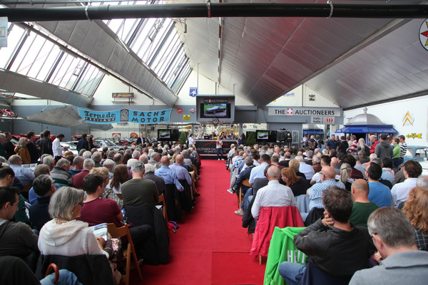 Spannung im Saal - Versteigerung der Oldtimer Galerie in Toffen am 19. Oktober 2019